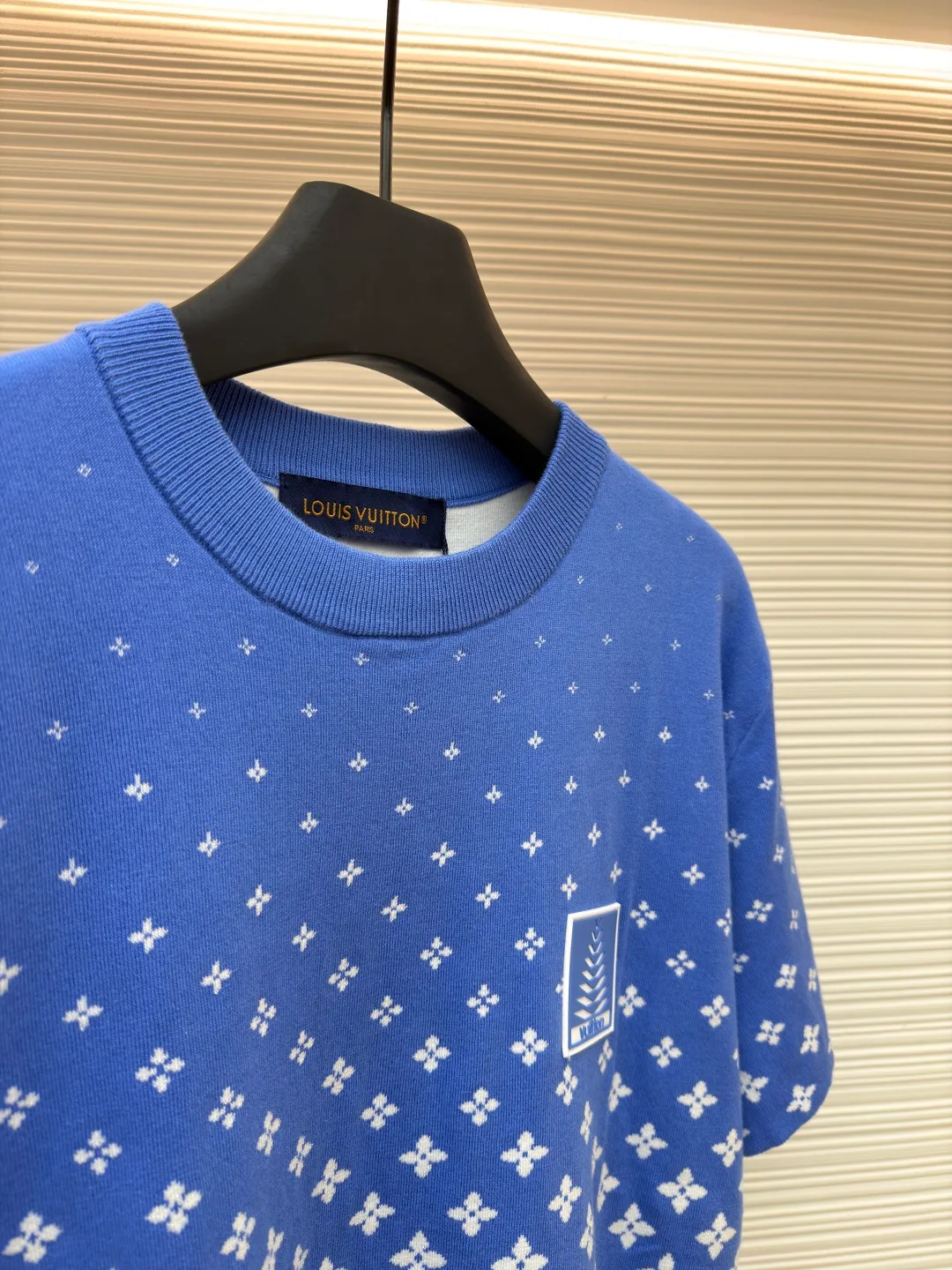 LOUIS VUITTON Snowy Woolen Short Sleeves ●Original version: Purchased and developed at 8850 ●Item number: 1681574-A55 ●Fabric: combed cotton fabric ●Technology: woolen fabric ●Color: blue ●Version: fitted version ●Weight: about 360 grams ●Size: XS-S-M-L ●Description: The wool material is made of [60/2 high count and high density (100% fully combed cotton yarn) yarn]. From a technical point of view, combed cotton will clean up excess impurities during the production process, making the woven items look smoother and high-end; compared to pure cotton, combed cotton is less prone to fluffing and pilling; pure cotton clothes are good, but there is a lot of rayon. Although the quality is not easy to pill, it is easy to shrink and deform; compared with pure cotton fabrics, combed cotton fabrics are more comfortable to wear and breathable, but the texture, washability, deformation resistance and wear resistance of combed cotton fabrics are much higher than pure cotton, and the texture of combed cotton fabrics is finer than that of ordinary pure cotton. The unit price of the yarn is high, and the quality is higher. The fabric pieces are woven using [a 47W imported Stoll 16-needle ultra-fine machine from Germany], which is woven at a parallel and even speed with reference to the original two-color jacquard structure. [It takes 270 minutes to knit one piece]. During the weaving, [3 sand spits] are used to alternately knit back and forth. The number of knitting rows for a single front garment hanging wool is as high as 6352 rows; Only after the inspection can we carry out [seam selection], [washing], [hand-made original main label], wash mark, details including the height of the wash mark, stitching method, and final ironing. Only after the general inspection can we package and ship. It will not be like those ordinary computerized flat knitting machines. In order to rush the goods, the speed is turned to the limit, and the stitches of the knitted garments are different in size, code and pattern. The overall wiring is straight and delicate, the fabric is comfortable and soft, and the color is consistent without color difference. It can be matched with the same style to create a fashionable look and control various occasions. Customized accessories, complete with three standards, same style for men and women!